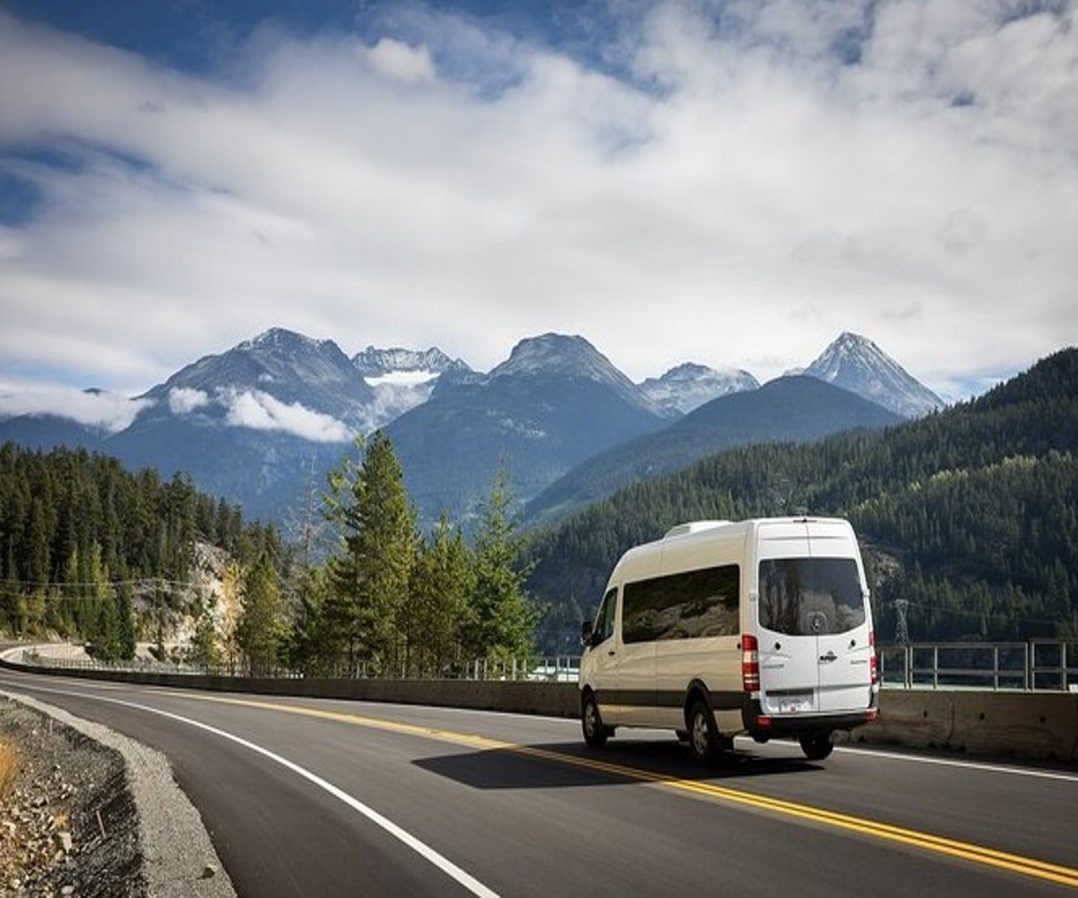 Enclosed auto transport